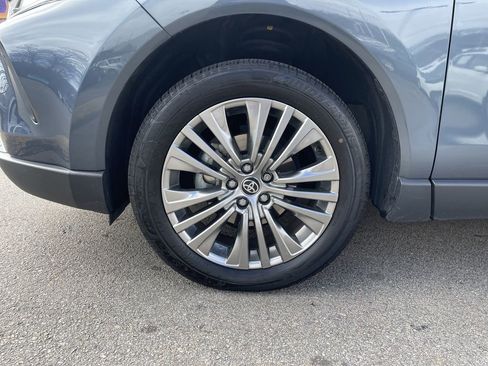 Used 2023 Toyota Venza Limited image 9