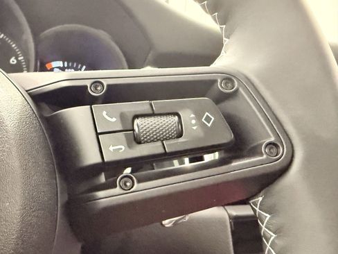 Used 2025 Porsche Macan image 24