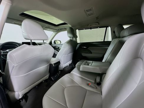 Used 2023 Toyota Highlander XLE image 12