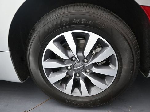 Used 2024 Chrysler Pacifica Limited FWD image 40