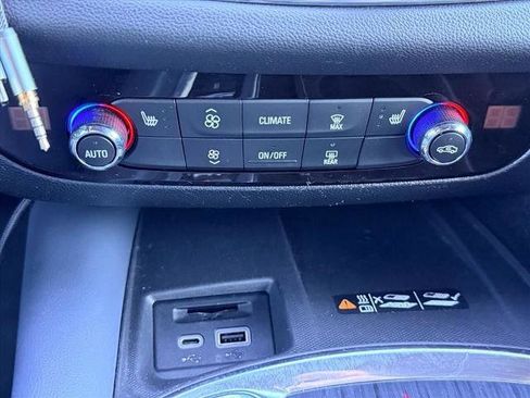 Used 2023 Buick Enclave Essence image 5