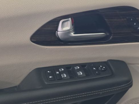 Used 2023 Chrysler Pacifica Limited FWD image 15