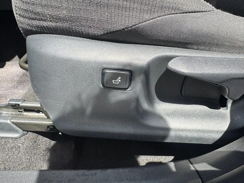 Used 2018 Toyota C-HR XLE FWD image 34