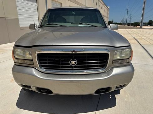 Used 2000 Cadillac Escalade 4WD image 2