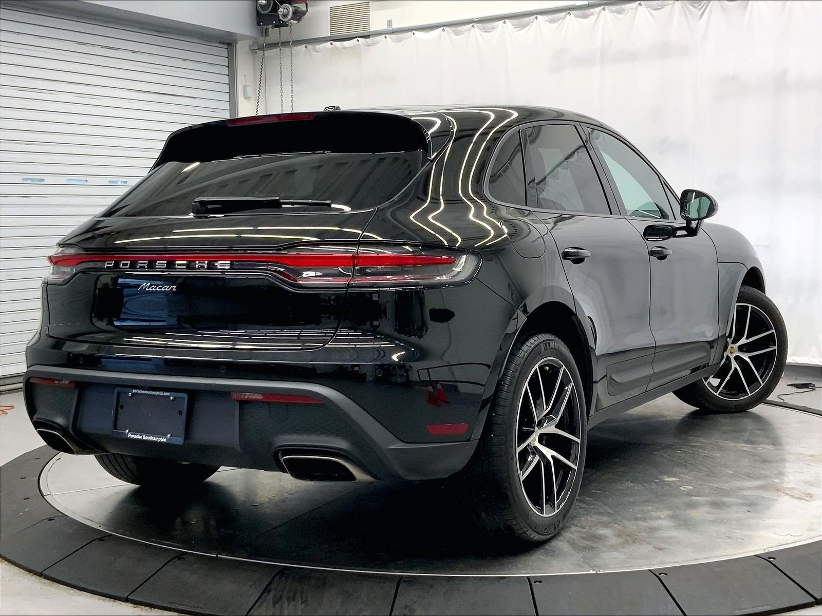 Certified 2023 Porsche Macan AWD/4WD image 7