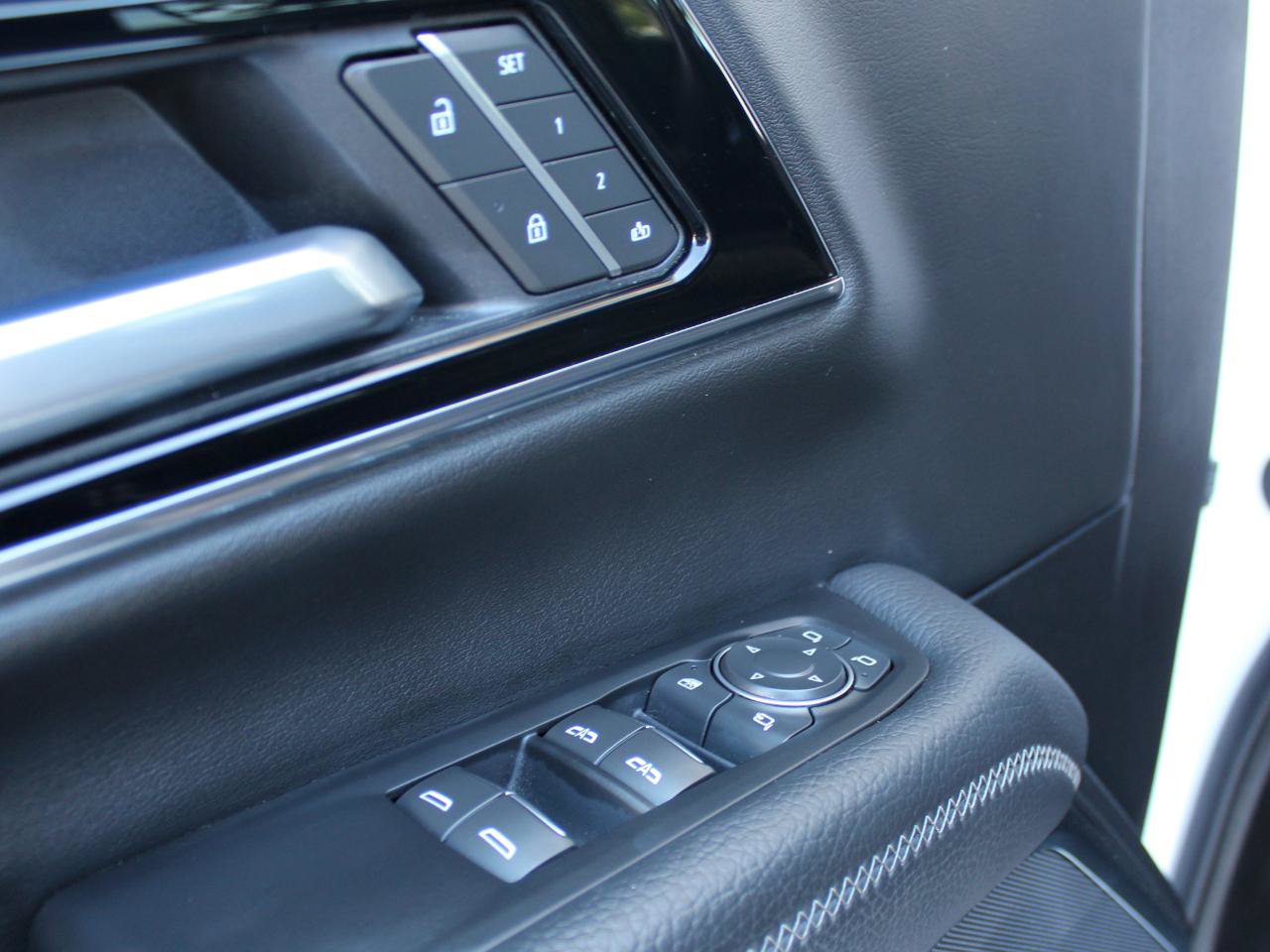 Used 2025 GMC Yukon Denali RWD image 30