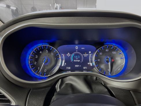Used 2024 Chrysler Pacifica Touring-L FWD image 21