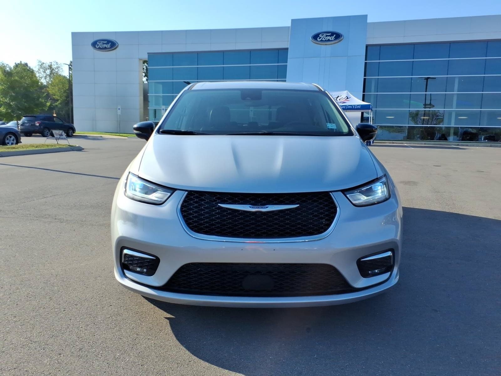 Used 2024 Chrysler Pacifica Touring-L FWD image 8