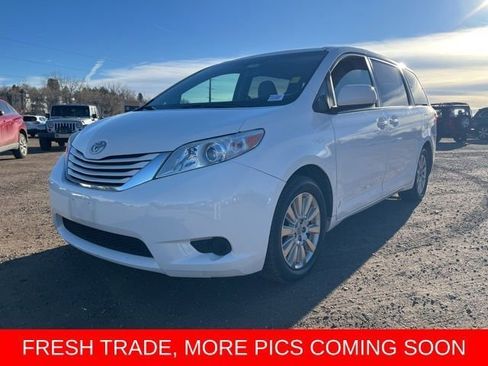 Used 2015 Toyota Sienna LE image 1