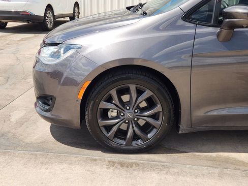 Used 2018 Chrysler Pacifica Touring-L Plus w/ Advanced Safetytec Group FWD image 9