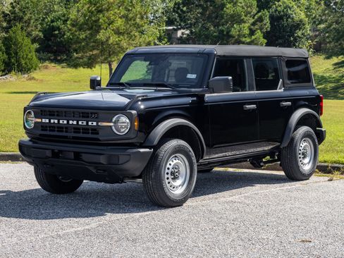 New 2025 Ford Bronco 4-Door image 3