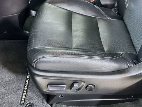 Certified 2017 Toyota Sienna SE Premium FWD image 21