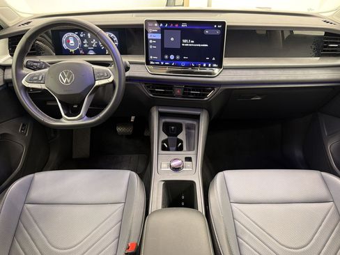 Used 2026 Volkswagen Tiguan SE FWD image 15