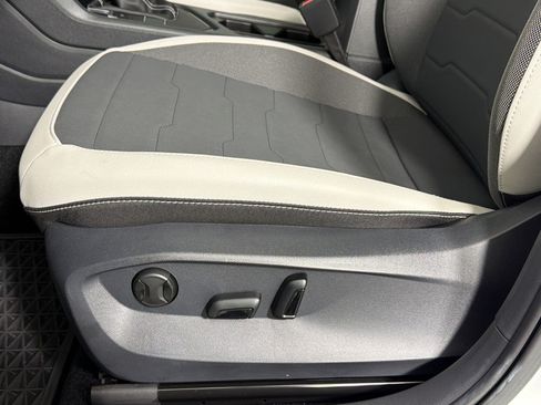 Used 2025 Volkswagen Taos SE w/ Panoramic Sunroof Package FWD image 12