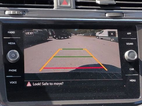 Used 2023 Volkswagen Tiguan SE w/ Panoramic Sunroof Package image 23