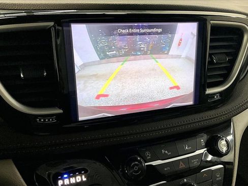 Used 2021 Chrysler Pacifica Touring image 14