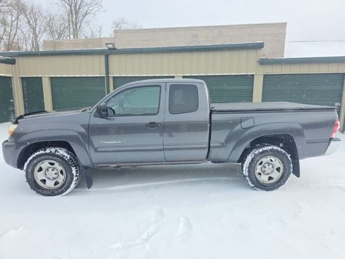 Used 2011 Toyota Tacoma 4x4 Access Cab V6 image 2