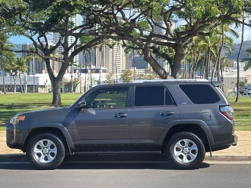 Used 2018 Toyota 4Runner SR5 image 2
