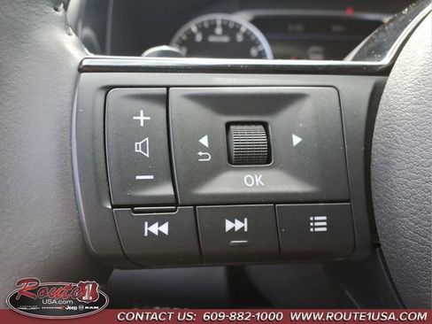 Used 2025 Nissan Pathfinder SL FWD image 33
