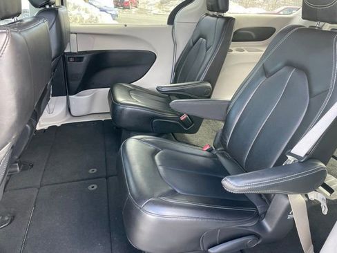 Used 2023 Chrysler Pacifica Touring-L image 7
