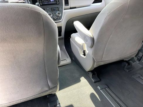 Used 2019 Toyota Sienna L w/ Carpet Mat Package FWD image 25