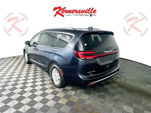 Used 2021 Chrysler Pacifica Touring-L FWD image 5