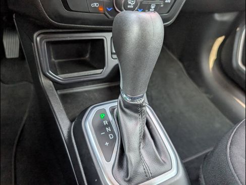 Used 2018 Jeep Renegade Latitude FWD image 13