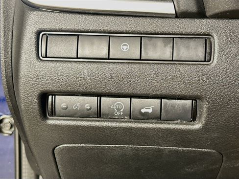 Used 2025 Nissan Rogue SV AWD/4WD image 17