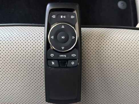Used 2021 Chrysler Pacifica Limited w/ Uconnect Theater Family Group FWD image 25
