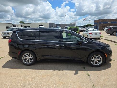 Certified 2019 Chrysler Pacifica Touring Plus w/ Tire & Wheel Group FWD image 9