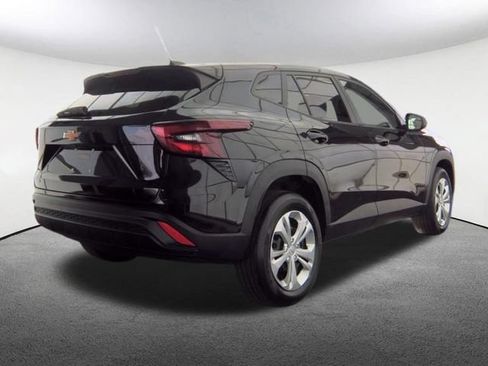 Used 2025 Chevrolet Trax LS FWD image 2