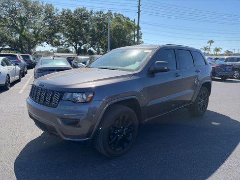 Used 2019 Jeep Grand Cherokee Altitude RWD image 3