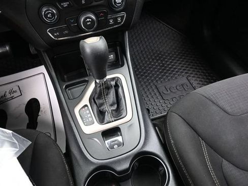 Used 2015 Jeep Cherokee Latitude w/ Cold Weather Group FWD image 11