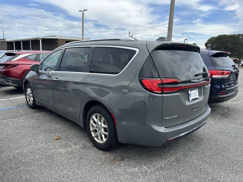 Used 2021 Chrysler Pacifica Touring-L FWD image 6