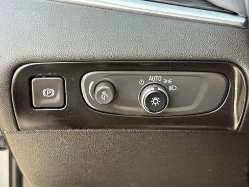 Used 2018 Buick Enclave Essence image 25