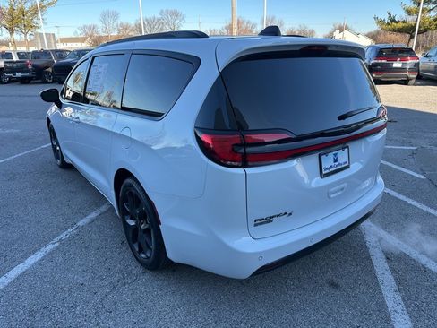 Used 2024 Chrysler Pacifica Touring-L w/ S Appearance Package image 19