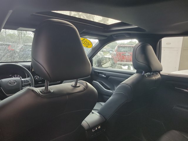 Used 2024 Toyota Highlander XSE FWD image 16
