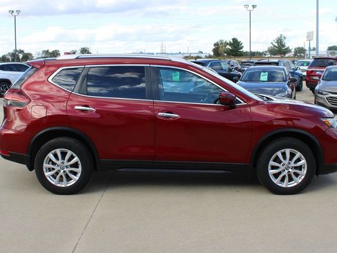 Used 2019 Nissan Rogue SV image 4