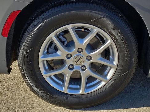 Used 2025 Chrysler Pacifica Select image 7