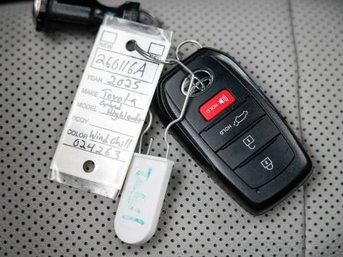 Used 2025 Toyota Grand Highlander AWD Hybrid image 15