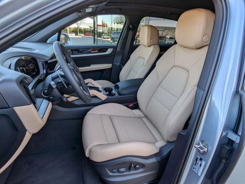 Used 2025 Porsche Cayenne image 5