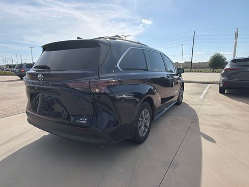 Used 2024 Toyota Sienna XLE FWD image 3