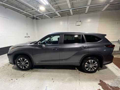 Used 2024 Toyota Highlander XLE AWD/4WD image 3
