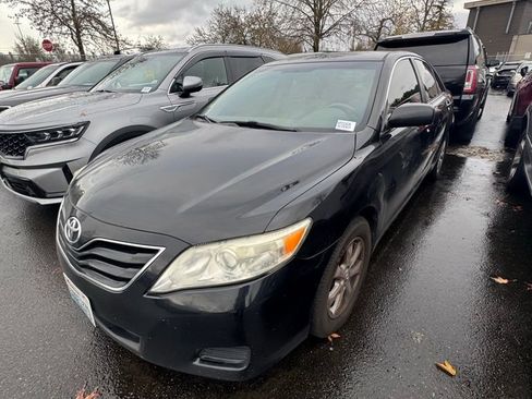 Used 2011 Toyota Camry LE image 1