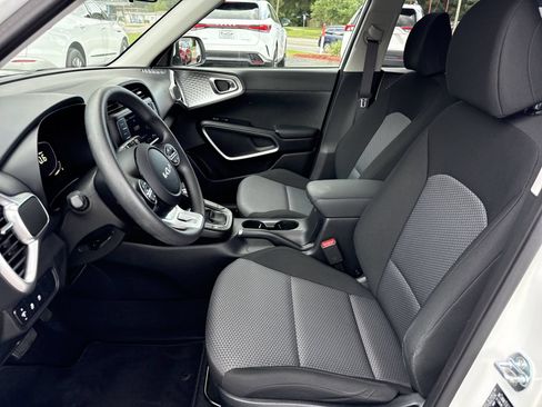 Used 2023 Kia Soul LX w/ LX Technology Package FWD image 9