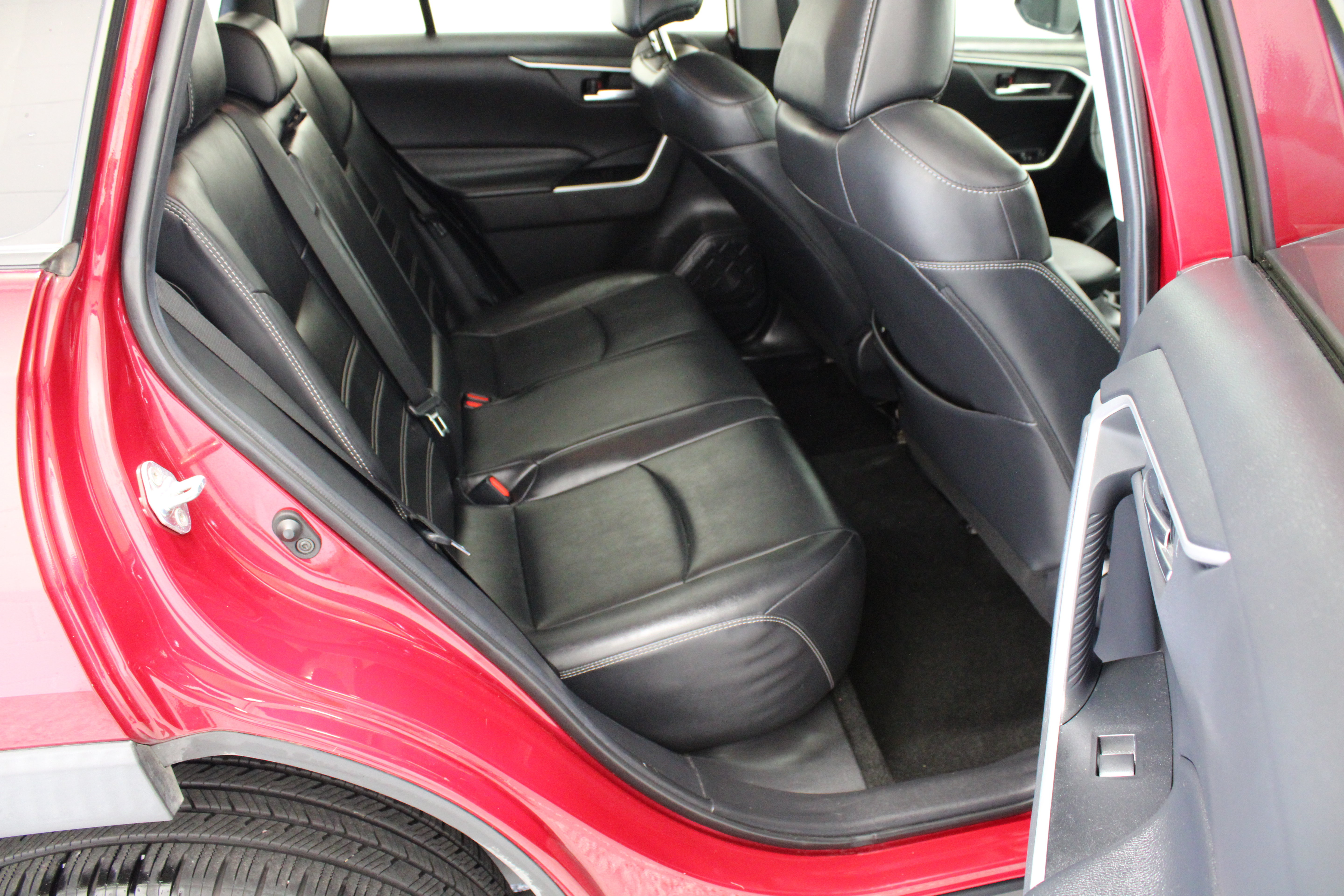 Used 2020 Toyota RAV4 XLE Premium FWD image 35