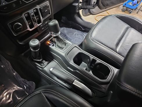 Used 2018 Jeep Wrangler Unlimited Sahara image 25