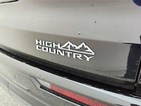 Used 2025 Chevrolet Traverse High Country AWD/4WD image 42