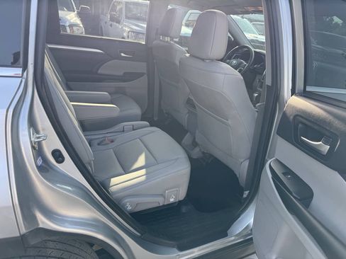 Used 2019 Toyota Highlander XLE FWD image 16