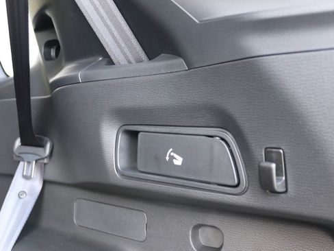 Used 2025 Mitsubishi Outlander 4WD Plug-In Hybrid image 19